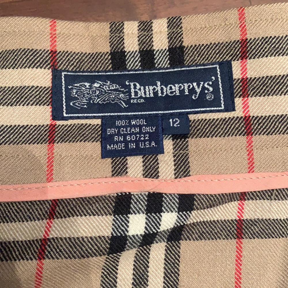 Beautiful never worn Burberry skirt size 12